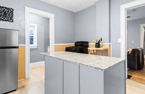 Niagara Falls House | Niagara Falls Getaway Walk to Falls Family 3BR