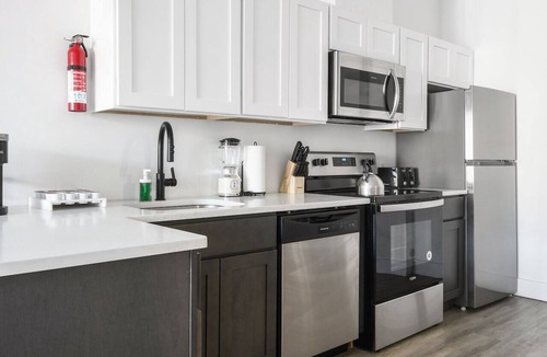 Elizabeth Apartment | Nice 1BR next to EWR 97hf