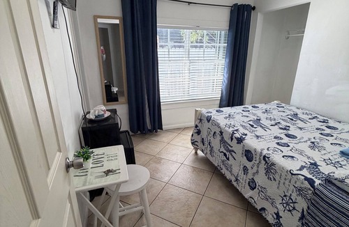 Little Havana Bed & Breakfast | Nice Room with Private Bathroom in Little Havana Miami with WiFi, AC B5