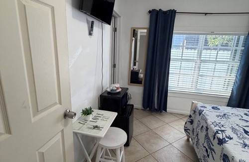 Little Havana Bed & Breakfast | Nice Room with Private Bathroom in Little Havana Miami with WiFi, AC B5
