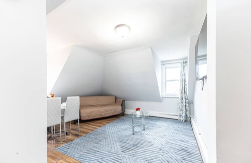 Roxbury Apartment | Nightingale`s Boston Retreat
