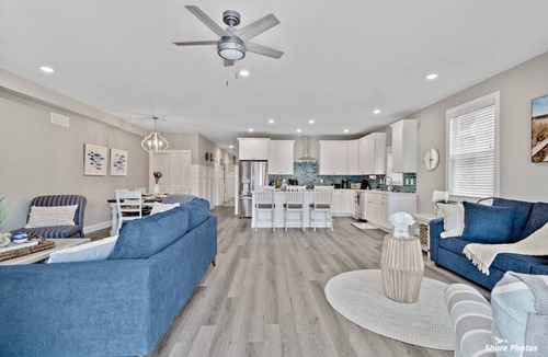 Wildwood Condo | No Taxes, free beach, 2 car Garage, King Bed, parking