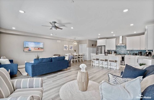 Wildwood Condo | No Taxes, free beach, 2 car Garage, King Bed, parking