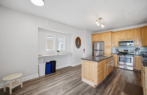 East Ocean View House | Norfolk Family Beach House 5BR Walk To Sand Ideal for Groups of 10!