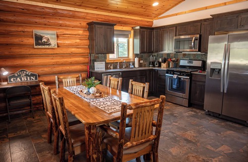 Bonners Ferry Cabin | North Idaho Log Cabin Retreat – 2BD/2BA with Full Kitchen + King Bed
