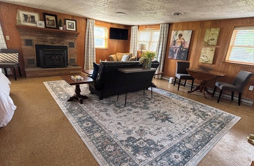 Farmview - Ramble Apartment | “Nurses Nest” studio 1 minute walk to hospital! Minutes from Virginia Tech!