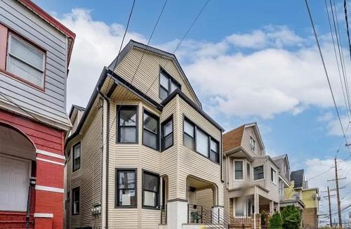 Jersey City Hostel | NYC HomeBnB