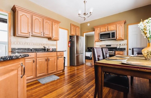 Upper Roseville Apartment | NYC — Newark Airport with Office!