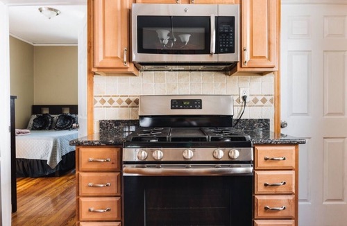 Upper Roseville Apartment | NYC — Newark Airport with Office!