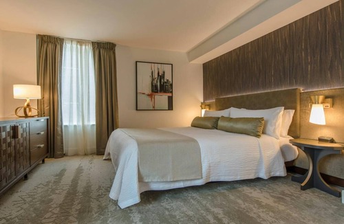 Midtown Resort | NYC Stay Near Times Square, Broadway & Dining with King Guest Room Comfort