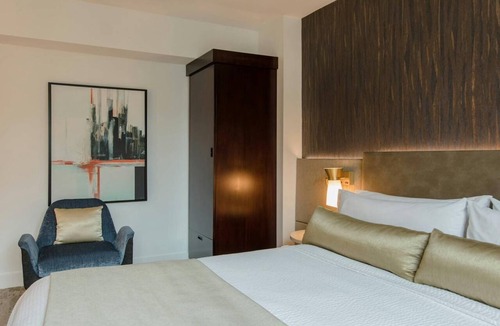 Midtown Resort | NYC Stay Near Times Square, Broadway & Dining with King Guest Room Comfort