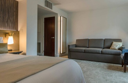 Midtown Resort | NYC Stay Near Times Square, Broadway & Dining with King Guest Room Comfort