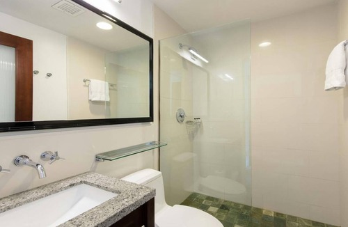 Midtown Resort | NYC Stay Near Times Square, Broadway & Dining with King Guest Room Comfort