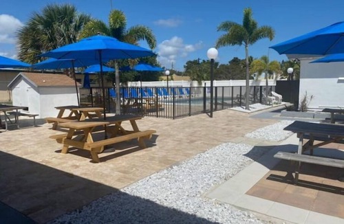 Royal Poinciana Apartment | Oasis and Hollywood - Unit 9 sleeps 2