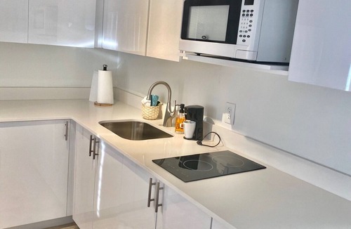 Royal Poinciana Hotel | Oasis at Hollywood - Sleeps 5 - Unit 1