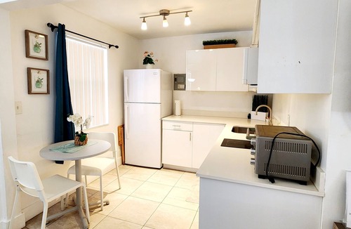 Royal Poinciana Hotel | Oasis at Hollywood - Sleeps 5 - Unit 1