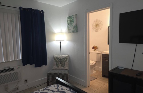 Royal Poinciana Hotel | Oasis at Hollywood - Sleeps 2- Unit 2. studio