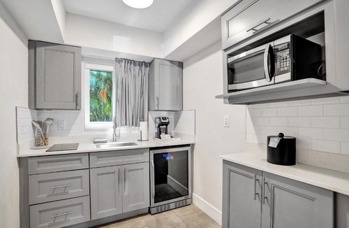 Galt Mile Hotel | Ocean Blvd King Suite with Kitchenette at The Botanica