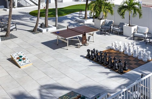 Galt Mile Hotel | Ocean Blvd King Suite with Kitchenette at The Botanica
