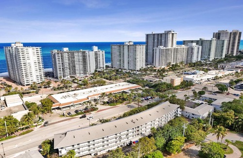 Galt Mile Hotel | Ocean Blvd King Suite with Kitchenette at The Botanica