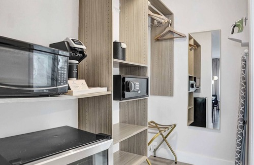 Galt Mile Apartment | Ocean Blvd King Suite Near Beach