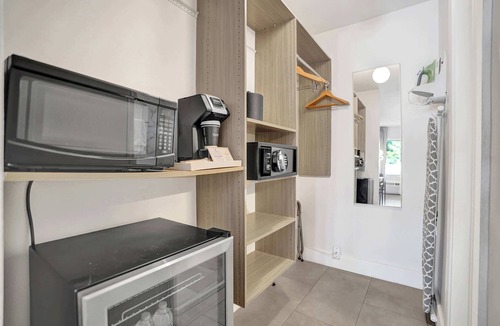 Galt Mile Apartment | Ocean Blvd's Bright King Suite
