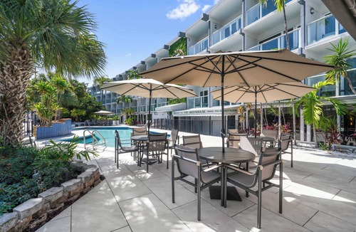 Galt Mile Apartment | Ocean Blvd Two Double Suite with Kitchenette