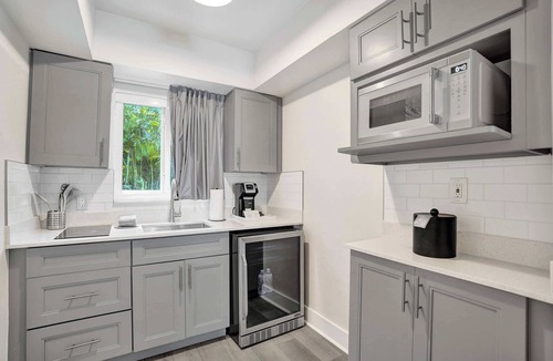 Galt Mile Apartment | Ocean Blvd Two Doubles Suite with Kitchenette!