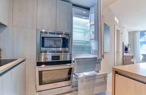 Hollywood South Central Beach Condo | Ocean Breeze Condo with Two Bedrooms and Pool