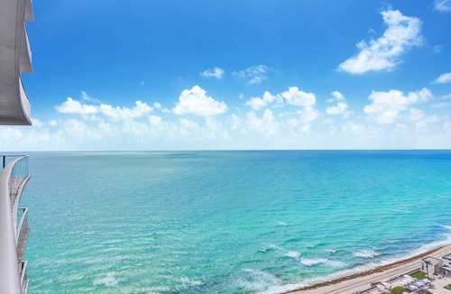 Hollywood South Central Beach Condo | Ocean Breeze Condo with Two Bedrooms and Pool