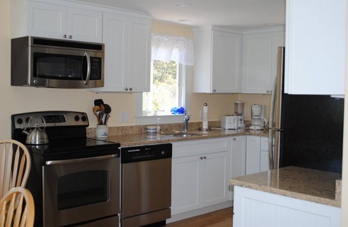South Wellfleet Cottage | Ocean Cottage A/C near PB and Beachcomber. Steps to the beach!