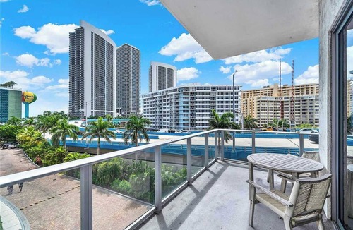 Hollywood South Central Beach Apartment | Ocean Escape with Resort-Style Amenities