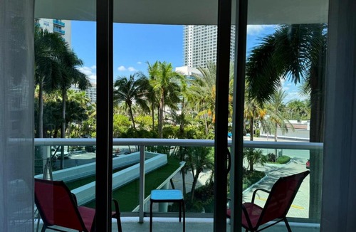 Hollywood South Central Beach Apartment | Ocean front 1 bedroom in Tropical Paradise