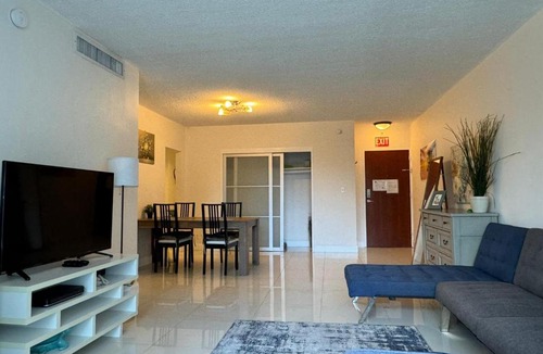 Hollywood South Central Beach Apartment | Ocean front 1 bedroom in Tropical Paradise