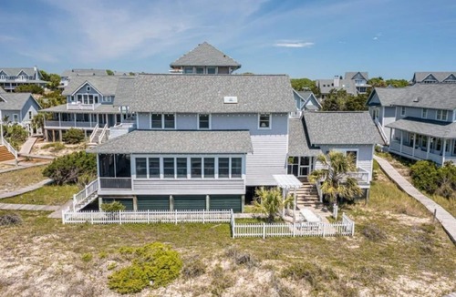 Flora's Bluff House | Ocean Front Pet Friendly Steps to Beach Shoals and BHI Club 2023 Renovation