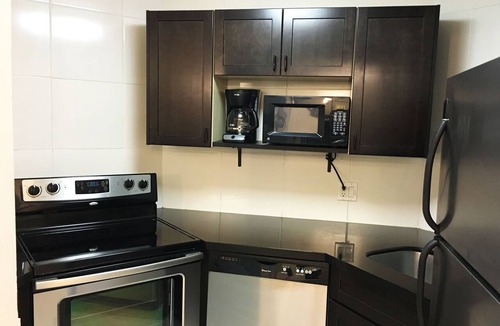 Galt Mile Apartment | Ocean Manor Beachfront Resort – 2BR w/Master En-Suite