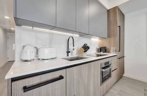 North Beach Condo | Ocean View 1BR with Balcony, Pool & Gym Near Beach
