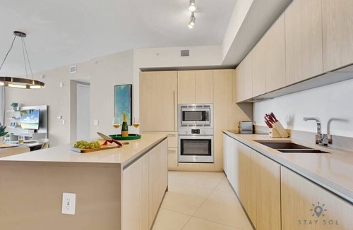 Hollywood South Central Beach Apartment | Ocean View Balcony|Beachfront Resort |Amazing Pool