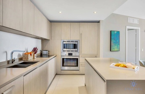 Hollywood South Central Beach Apartment | Ocean View Balcony| Beachfront Resort| Pools+ Gym