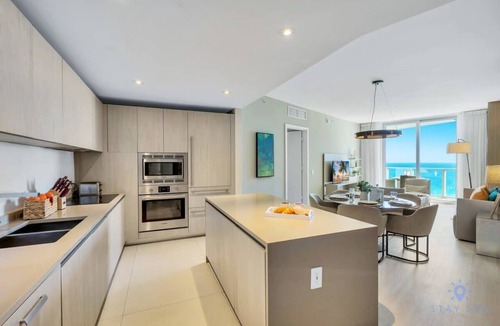 Hollywood South Central Beach Apartment | Ocean View Balcony| Beachfront Resort| Pools+ Gym
