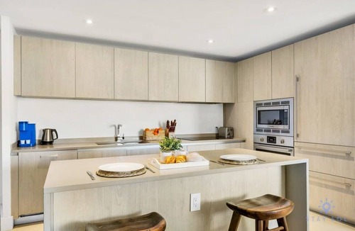 Hollywood South Central Beach Apartment | Ocean View Balcony| Beachfront Resort| Pools+ Gym