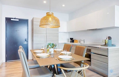 Hollywood Apartment | Ocean View Balcony– Rooftop Pool & Hot Tub+ Gym