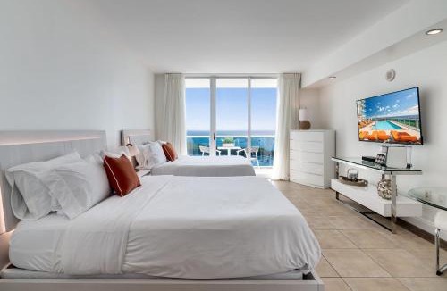 Coconut Grove House | Ocean View Balcony steps from Restaurants, Peacock Park & Marina