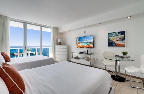 Coconut Grove House | Ocean View Balcony steps from Restaurants, Peacock Park & Marina