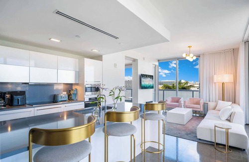 City Center Apartment | Ocean View Elegance | Rooftop Pool, Beach Access