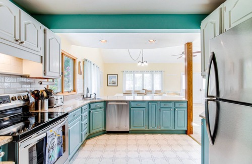 Ocean View House | Ocean Way Estates retreat with large upper deck & enclosed patio - dog-friendly