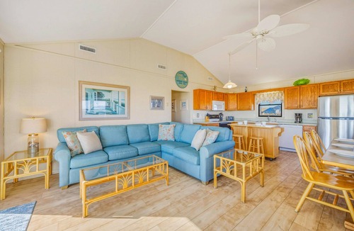 Avon House | Oceanfront Bella Beach Box - Dog Friendly w/Hot Tub and Direct Beach Access