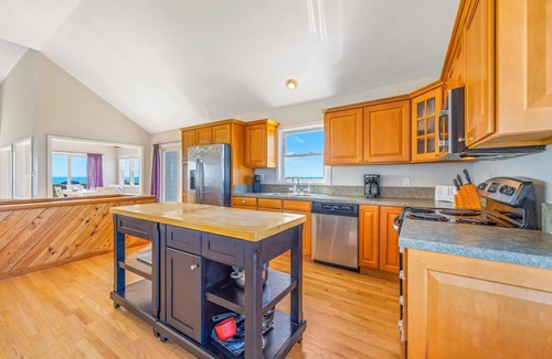 Waves House | Oceanfront Dog Friendly Home w/Hot Tub, Game/Media Rooms, and Champagne Views!