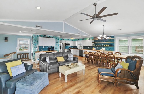Salvo House | OCEANFRONT- Hatteras Island/Salvo: 2 Primaries, Hot Tub, Large Open Living Space