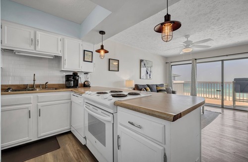 Wilmington Beach Condo | Oceanfront: King Bed, Private Beach, Big Pool